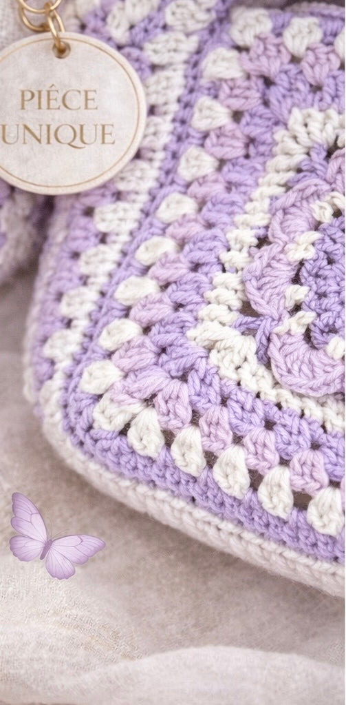L’adorable sac à main Granny Square au crochet en violet et blanc lurex